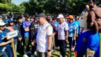 Kepala Dinas Kepemudaan, Olahraga, dan Pariwisata (Disporapar) Kota Malang, Baihaqi bersama dengan Wali Kota Malang, Iwan Kurniawan sedang menyapa para atlet. (ska) - Porprov IX Jatim 2025, Kota Malang Targetkan Sukses di Empat Aspek