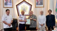 Kepala Dishub Kota Malang, Widjaja Saleh Putra, menerima penyerahan sertifikat tanah dari pemilik sebelumnya. (pro) - Pelunasan Lahan Parkir Eks Gedung Mandiri Kayutangan Tak Terpengaruh Efisiensi Anggaran