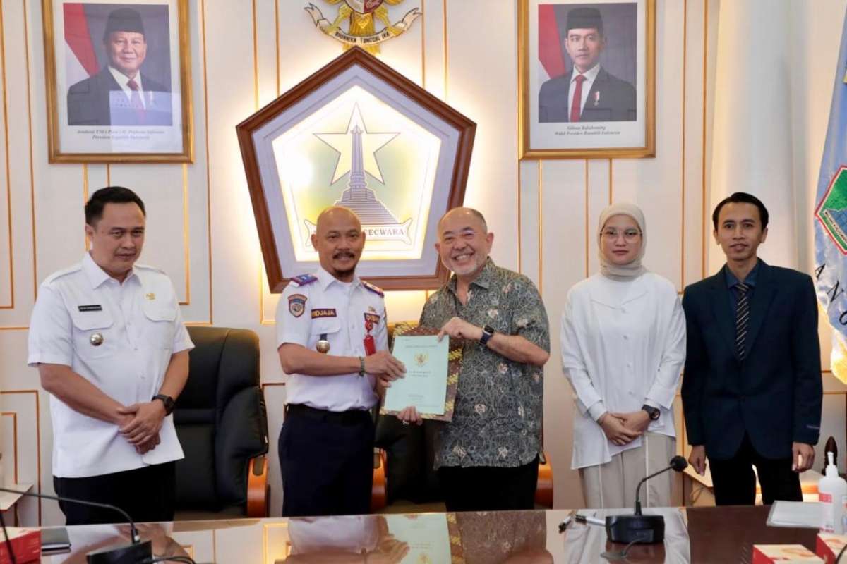 Kepala Dishub Kota Malang, Widjaja Saleh Putra, menerima penyerahan sertifikat tanah dari pemilik sebelumnya. (pro) - Pelunasan Lahan Parkir Eks Gedung Mandiri Kayutangan Tak Terpengaruh Efisiensi Anggaran