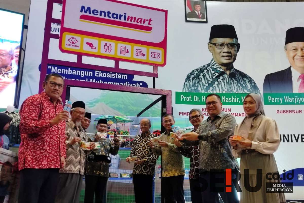 Ketua PP Muhammadiyah dan undangan, meresmikan bisnis mega retail Mentari Mart. (rhd) - Rakornas Bidang Ekonomi, PP Muhammadiyah Resmikan Bisnis Mega Retail 'Mentari Mart'