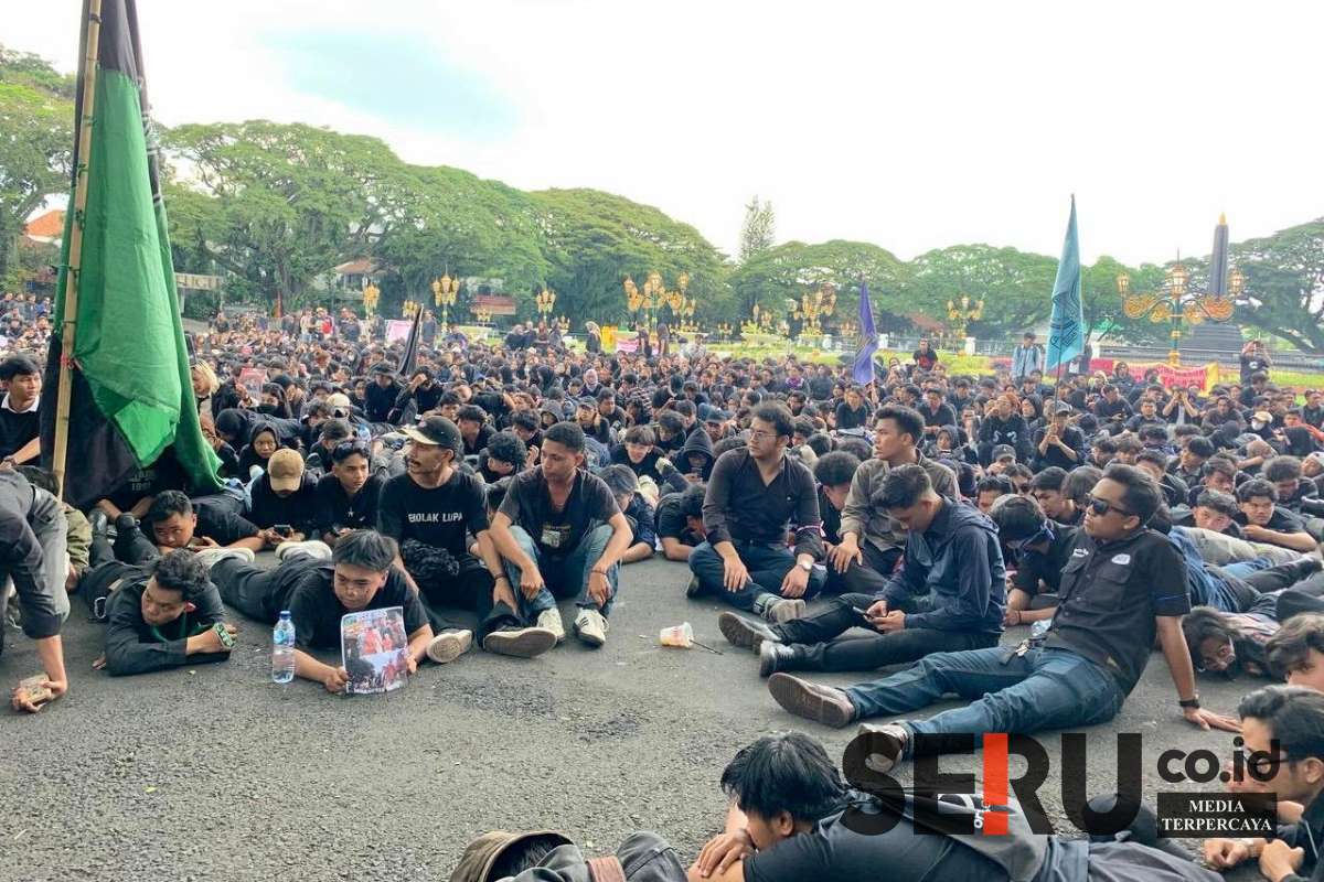 Koalisi aksi mogok lantaran belum direspon anggota dewan. (ska) - Koalisi Masyarakat Sipil Malang Raya Tolak Efisiensi Anggaran Pendidikan Kesehatan dan Pelayanan Publik