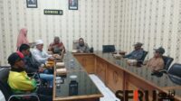 Komisi II DPRD menerima pengaduan dari perwakilan petani, Senin (3/2/2025). (Seru.co.id/aza) - Tidak Puas Mediasi dengan Komisi III, Ketua HIPPA Mengadu ke Komisi II DPRD