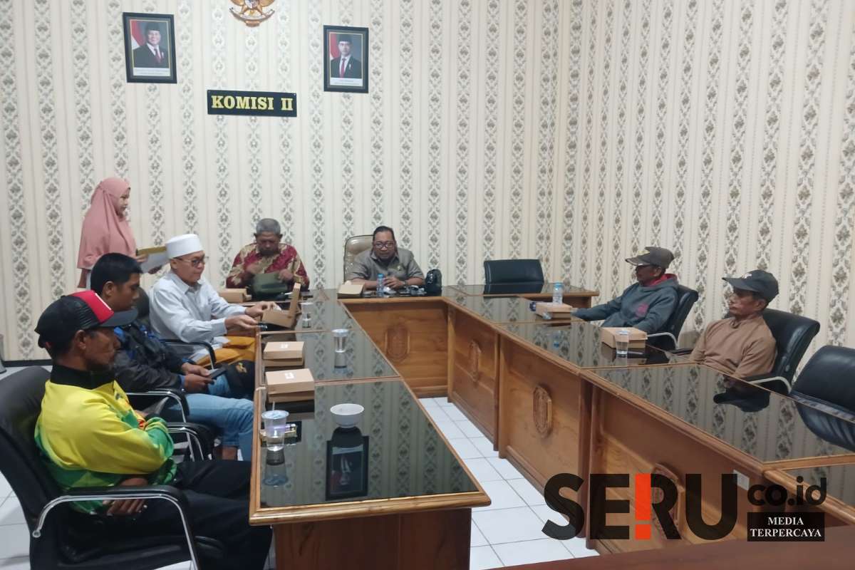 Komisi II DPRD menerima pengaduan dari perwakilan petani, Senin (3/2/2025). (Seru.co.id/aza) - Tidak Puas Mediasi dengan Komisi III, Ketua HIPPA Mengadu ke Komisi II DPRD