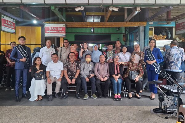 Komisi IX DPR RI foto bersama usai kunjungan kerja ke Pasar Oro oro Dowo. ist Temukan Makanan Mengandung Boraks, DPR RI Minta BPOM dan Dinkes Kota Malang Awasi Keamanan Pangan