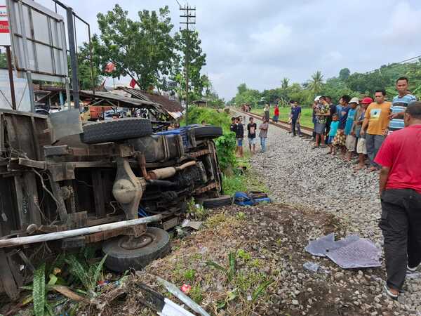 Terobos Pintu Perlintasan, Dump Truck Tertabrak KA Logawa di Jember, Satu Orang Tewas
