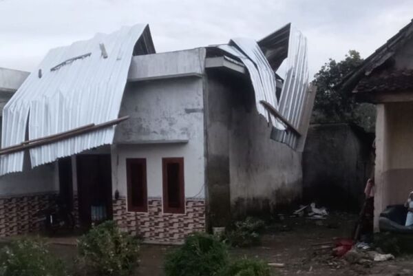 Rumah Warga Wagir Rusak Diterjang Angin Besar hingga Rugi Jutaan Rupiah