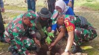 Koramil 0833/03 Blimbing Bersama Masyarakat Penanaman Pohon di Makam Islam Polowijen