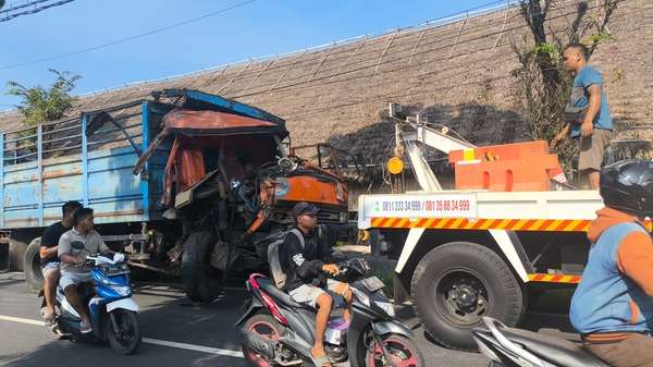 Adu Banteng Bus Vs Truk di Jember, Tiga Orang Terluka