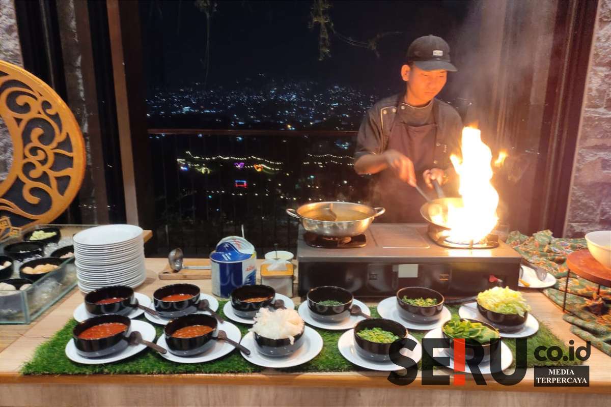 Live cooking saat Iftar on The Sky di The Batu Hotel & Villas. (rhd) - The Batu Hotel & Villas Tawarkan Iftar on The Sky Rp119K
