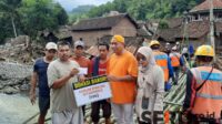 Mas Rio, saat meninjau lokasi banjir bandang di Desa Tambak Ukir, Kecamatan Kendit, Kabupaten Situbondo. (Seru.co.id/mam) - Mas Rio Tinjau Lokasi Bencana Banjir Kendit dan Salurkan Bantuan Hasil Donasi FDS pada Warga Tertimpa Musibah
