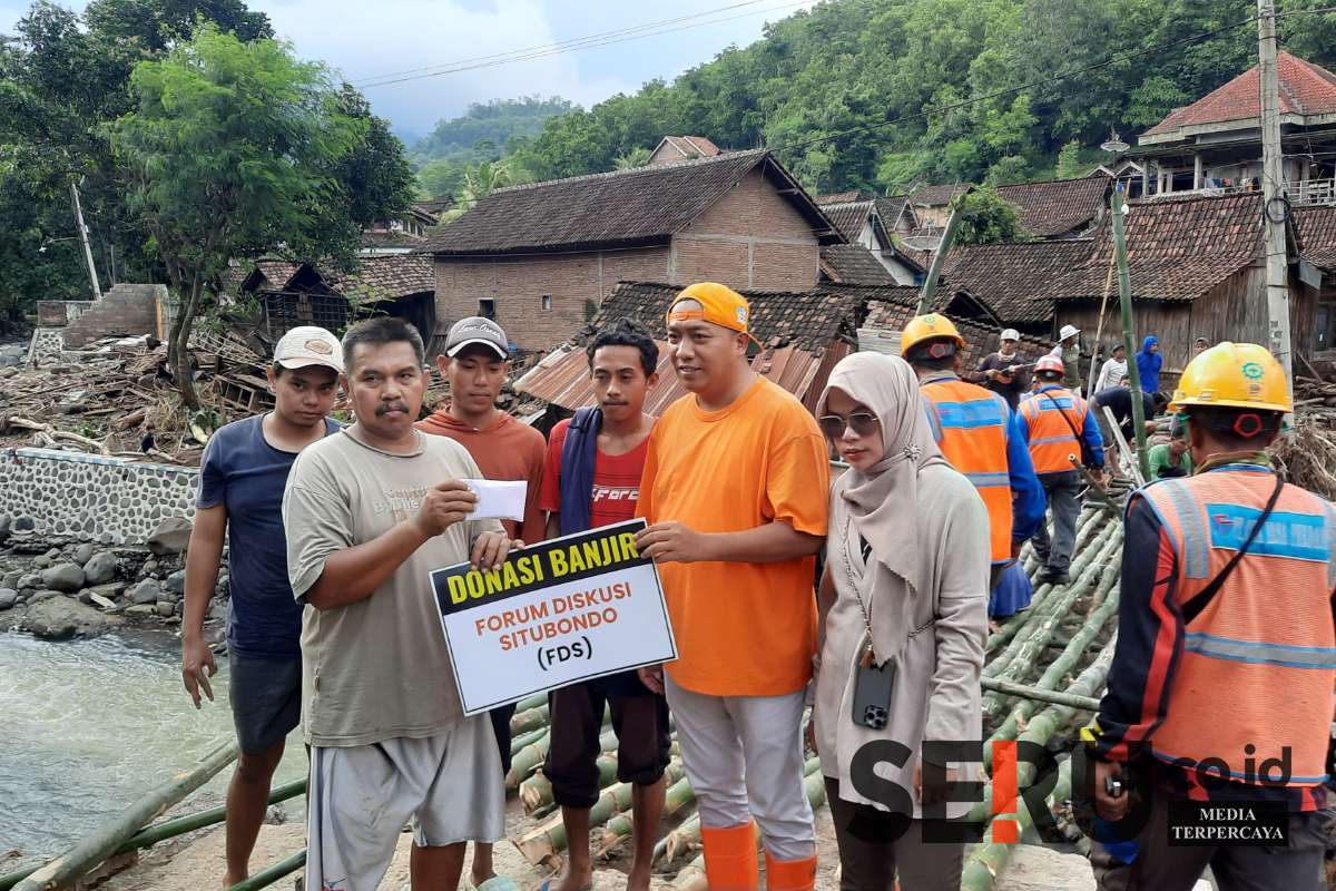Mas Rio, saat meninjau lokasi banjir bandang di Desa Tambak Ukir, Kecamatan Kendit, Kabupaten Situbondo. (Seru.co.id/mam) - Mas Rio Tinjau Lokasi Bencana Banjir Kendit dan Salurkan Bantuan Hasil Donasi FDS pada Warga Tertimpa Musibah