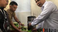 Menkop Budi Arie Setiadi, saat mengambil susu dari dispenser untuk MBG di MTs Annur Bululawang. (wul) - Menkop Budi Arie: Dispenser Susu MBG Bakal Jadi Role Model di Wilayah Lain