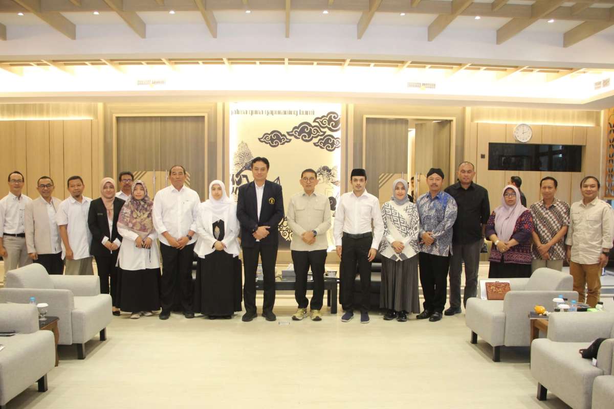 Menteri Kebudayaan RI berfoto bersama seluruh peserta dan undangan. (ist/ FIB UB for SERU.co.id) - Menteri Kebudayaan RI Hadiri Sarasehan Budaya dan Diskusi RBI di FIB UB