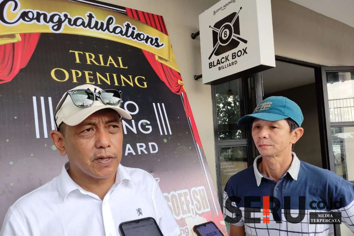 Owner Black Box Billiard, Joko Tritjahjana (baju putih), menjawab pertanyaan awak media. (rhd) - Hadir di Joyo Agung Market, Black Box Billiard Berikan Free Trial