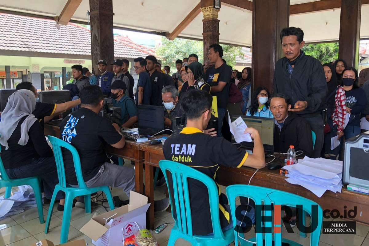 Para pemohon cetak e-KTP saat antrian. (Seru.co.id/wul) - Tingkatkan Pelayanan, Dispendukcapil Kabupaten Malang Gelar Jebol Anduk