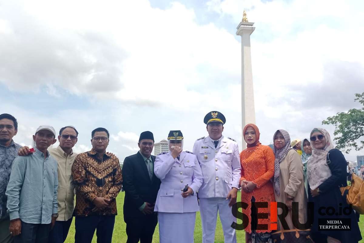 Pasangan Bupati Muda Mas Rio dan Mbak Ulfi berkomitmen menjadi pelayan rakyat dan abdi negara. (Seru.co.id/aza) - Resmi Dilantik sebagai Bupati dan Wakil Bupati Situbondo, Mas Rio dan Mbak Ulfi Berkomitmen Jadi Pelayan Rakyat dan Abdi Negara