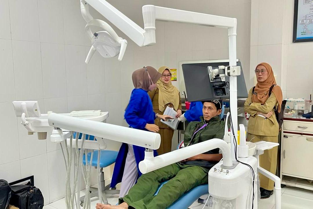 Pasien yang sedang memanfaatkan fasilitas PKG di Puskesmas Cisadea. (Seru.co.id/ska) - Warga Malang Kini Bisa Periksa Kesehatan Gratis, Begini Caranya!