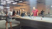 Pecinta biliar mencoba free trial di Black Box Billiard. (ist) - Hadir di Joyo Agung Market, Black Box Billiard Berikan Free Trial