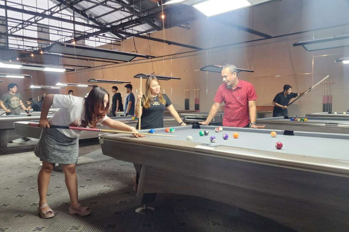 Pecinta biliar mencoba free trial di Black Box Billiard. (ist) - Hadir di Joyo Agung Market, Black Box Billiard Berikan Free Trial