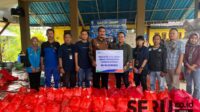 TANGGAP BENCANA: Pemimpin Cabang BRI Situbondo, Nanang Sumbara saat memberikan bantuan kepada warga terdampak bencana banjir di Kecamatan Kendit, Kabupaten Situbondo. (Seru.co.id/mam) - BRI Situbondo Salurkan Bantuan Tanggap Bencana bagi Warga Terdampak Bencana Banjir Bandang di Empat Kecamatan