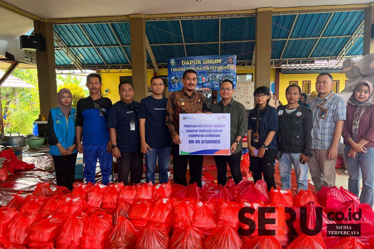 TANGGAP BENCANA: Pemimpin Cabang BRI Situbondo, Nanang Sumbara saat memberikan bantuan kepada warga terdampak bencana banjir di Kecamatan Kendit, Kabupaten Situbondo. (Seru.co.id/mam) - BRI Situbondo Salurkan Bantuan Tanggap Bencana bagi Warga Terdampak Bencana Banjir Bandang di Empat Kecamatan
