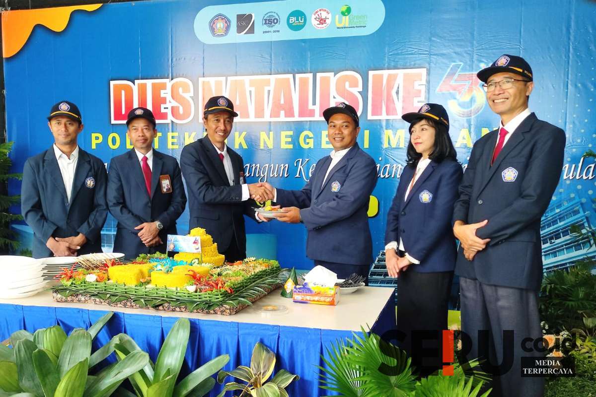 Pemotongan tumpeng, tanda syukur dan doa kesuksesan rangkaian Dies Natalis ke-43 Polinema. (rhd) - Kado Dies Natalis ke-43 Polinema Raih Beragam Prestasi, Gelar Rangkaian Kegiatan