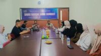 Pengurus PWI Malang Raya berdiskusi dengan mahasiswa IAIN Sunan Kalijogo Malang dan UM. (ist) - PWI Malang Raya Disambangi 15 Mahasiswa IAIN Sunan Kalijogo Malang dan UM