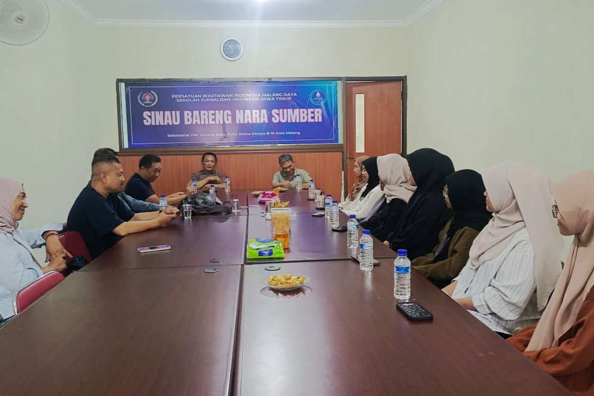Pengurus PWI Malang Raya berdiskusi dengan mahasiswa IAIN Sunan Kalijogo Malang dan UM. (ist) - PWI Malang Raya Disambangi 15 Mahasiswa IAIN Sunan Kalijogo Malang dan UM