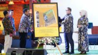 Penulis Buku Aries Agung Paewai 2 Tahun bersama Kota Wisata Batu menyerahkan buku kepada Pj Aries. (ist) - Persembahan Tanda Cinta untuk KWB, Pj Aries Launching Buku Biografinya