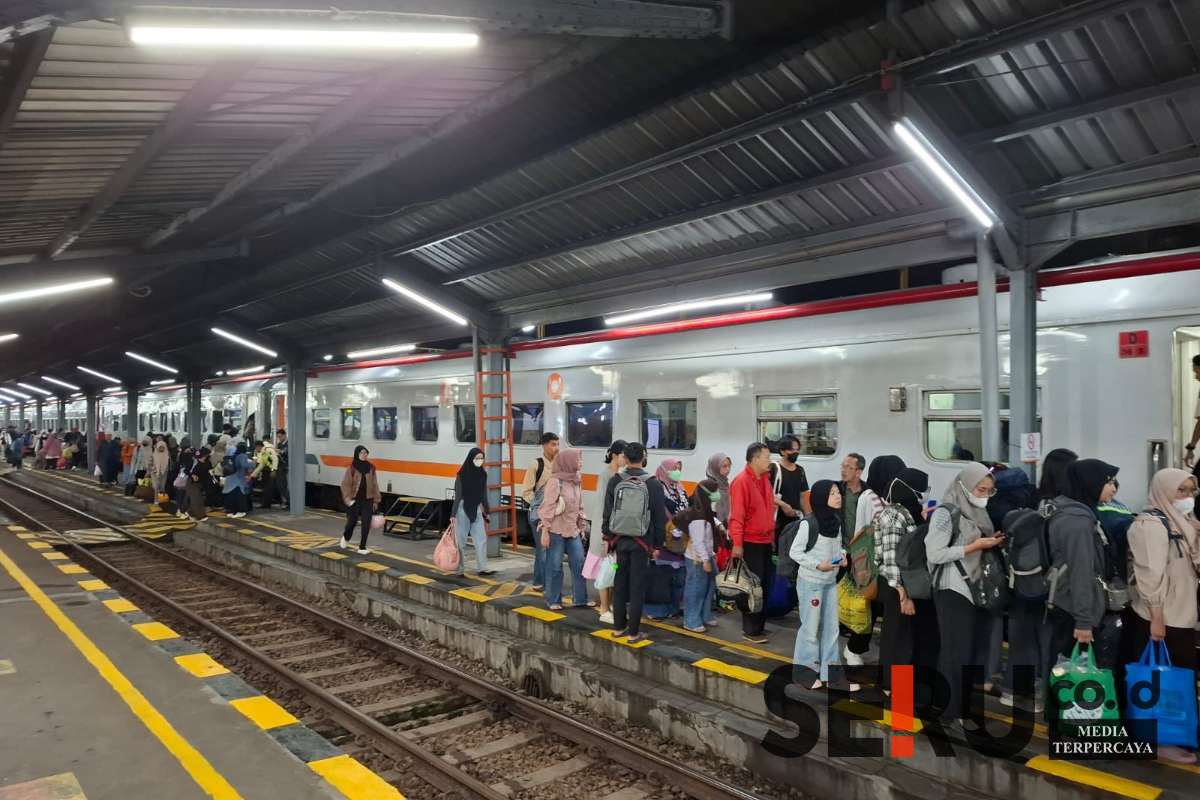 Penumpang KA di Daop 9 Jember. (Seru.co.id/amb) - Pastikan Tiket Anda! Update Ketersediaan Tiket KA Daop 9 Jember untuk Lebaran