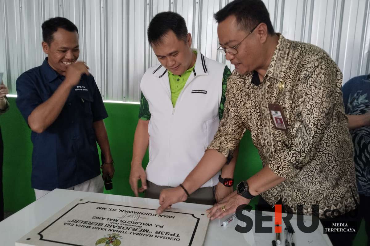 Pj Wali Kota Gandeng Pengusaha Bangun Kota Malang Melalui CSR 1 Pj Wali Kota Malang didampingi Kepala DLH menandatangani peresmian TPS Merjosari. (afi) - Pj Wali Kota Gandeng Pengusaha Bangun Kota Malang Melalui CSR