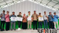 Pj Wali Kota Malang saat memberikan CSR dari pelaku usaha kepada pihak-pihak terkait. (afi) - Pj Wali Kota Gandeng Pengusaha Bangun Kota Malang Melalui CSR