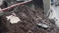 Plengsengan Kampus Ambrol, Dua Rumah Warga Tertimbun Longsor