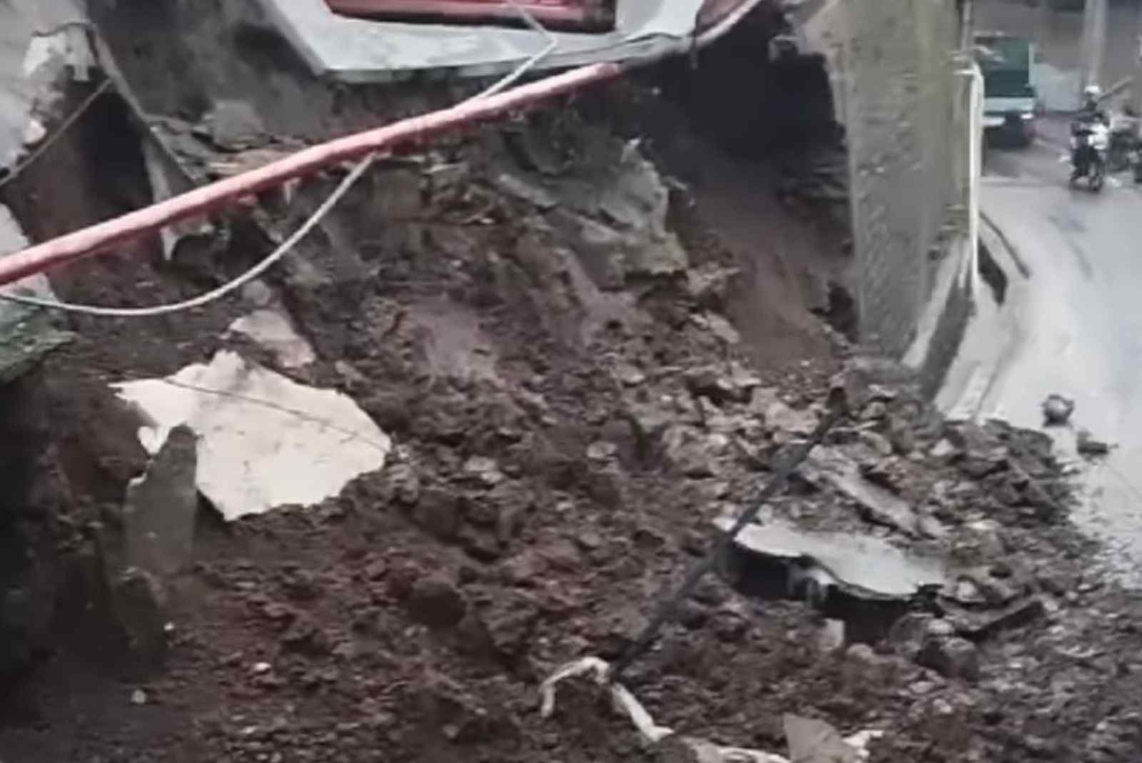 Plengsengan Kampus Ambrol, Dua Rumah Warga Tertimbun Longsor