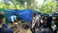 Polisi menemukan kerangka manusia di dalam septic tank rumah tersangka. (ist) - Kisah Sunardi Membunuh Istri dan Pegawai Koperasi dengan Jilbab