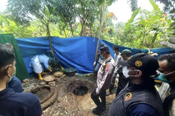 Polisi menemukan kerangka manusia di dalam septic tank rumah tersangka. (ist) - Kisah Sunardi Membunuh Istri dan Pegawai Koperasi dengan Jilbab