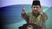 Presiden Prabowo Subianto meminta para menteri agar bekerja untuk kepentingan rakyat. (ist) - Ultimatum Prabowo Reshuffle Kabinet, PDIP Prediksi 3-4 Bulan ke Depan