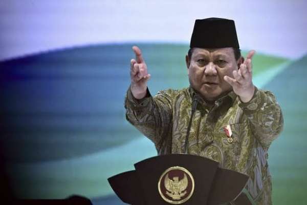 Presiden Prabowo Subianto meminta para menteri agar bekerja untuk kepentingan rakyat. (ist) - Ultimatum Prabowo Reshuffle Kabinet, PDIP Prediksi 3-4 Bulan ke Depan