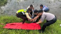 Proses evakuasi korban kecelakaan kereta api di Kecamatan Kepanjen. (ist) - Diduga Tidak Gunakan Alat Bantu Dengar Seorang Lansia Tewas Tertabrak KA saat Jogging di Kepanjen