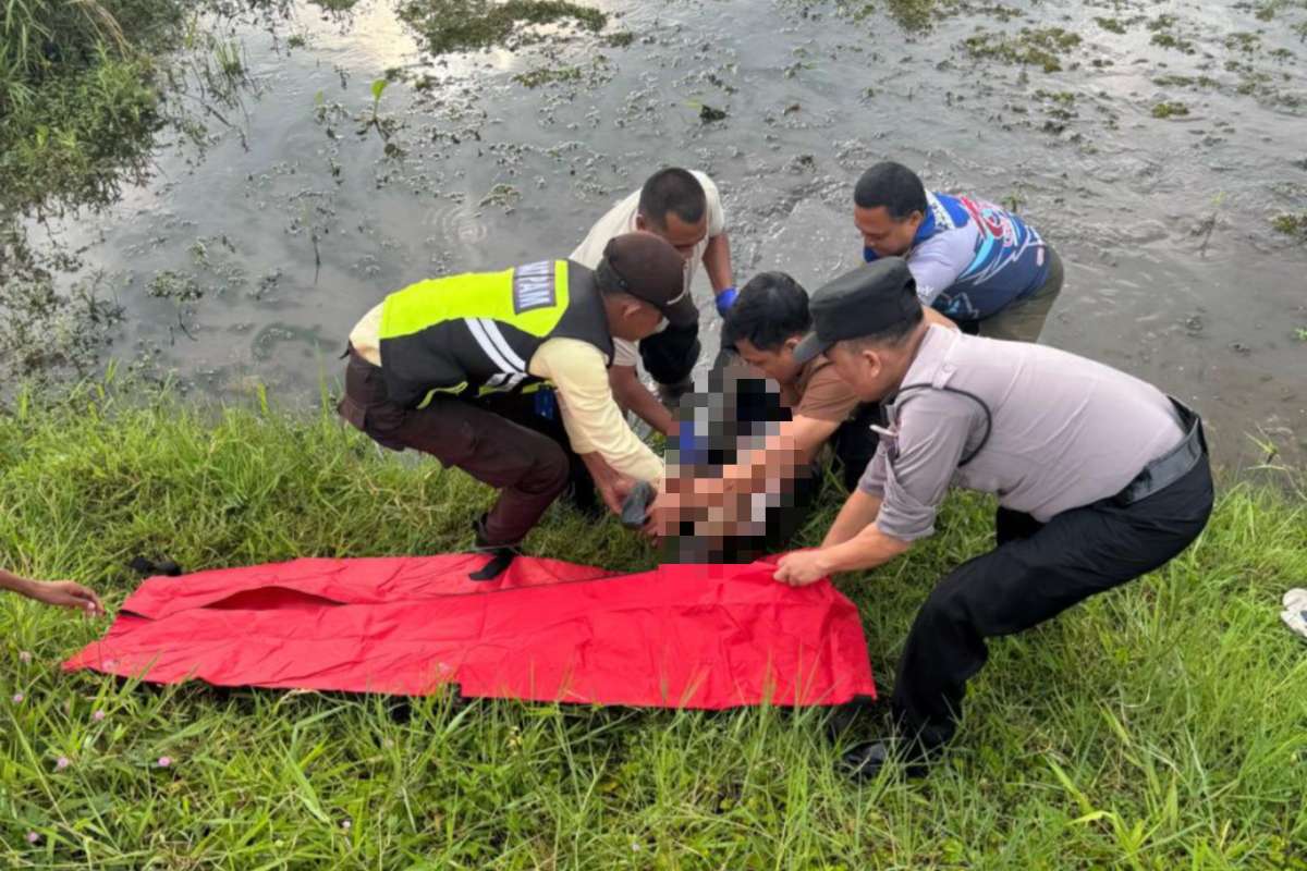 Proses evakuasi korban kecelakaan kereta api di Kecamatan Kepanjen. (ist) - Diduga Tidak Gunakan Alat Bantu Dengar Seorang Lansia Tewas Tertabrak KA saat Jogging di Kepanjen