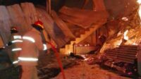 Proses pemadaman kebakaran kandang ayam di Kecamatan Jabung. (ist) - Kandang Ayam di Jabung Ludes Terbakar, Pemilik Alami kerugian hingga Rp300 Juta