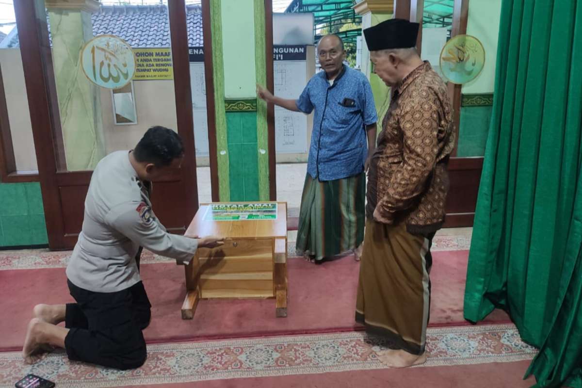 Proses pemeriksaan kotak amal yang dibobol malang di Masjid As-Safi'i, Desa Sidorahayu, RT1/RW1, Kecamatan Wagir, Kabupaten Malang. (ist) - Polsek Wagir Dalami Kasus Pencurian Kotak Amal Viral di Wagir