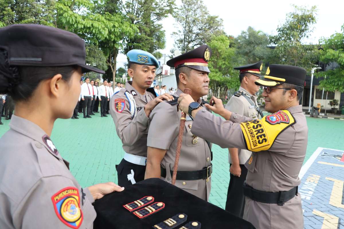 Prosesi lepas pasang pangkat tanda Jabatan oleh Kapolres Batu. (ist) - Tongkat Komando Polsek Pujon Berpindah Tangan