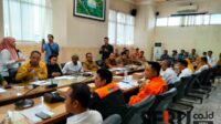 RDP antara perwakilan pegawai honorer dan Pemkab situbondo yakni Sekda, BKPSDM, Inspektorat dan BKAD di Ruang rapat gabungan DPRD setempat, Senin (10/2/2025). (Seru.co.id/aza) - Puluhan Honorer Geruduk DPRD Situbondo Tanyakan Kejelasan Pengangkatan Pegawai Non ASN