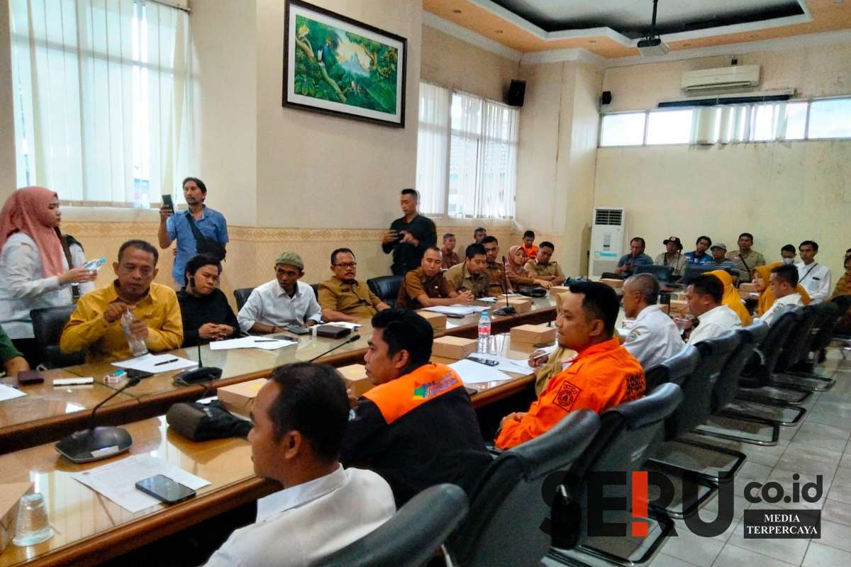 RDP antara perwakilan pegawai honorer dan Pemkab situbondo yakni Sekda, BKPSDM, Inspektorat dan BKAD di Ruang rapat gabungan DPRD setempat, Senin (10/2/2025). (Seru.co.id/aza) - Puluhan Honorer Geruduk DPRD Situbondo Tanyakan Kejelasan Pengangkatan Pegawai Non ASN