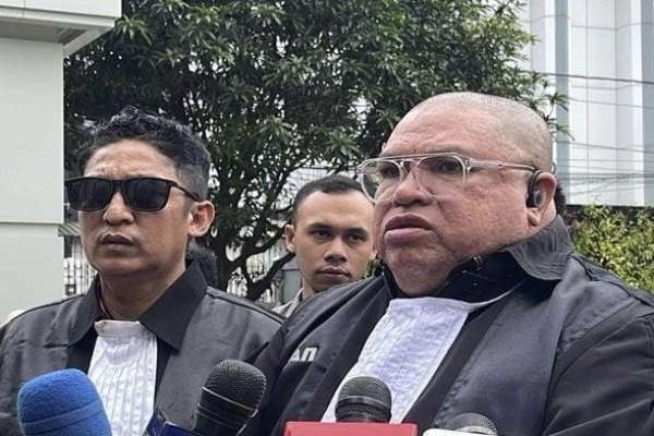 Razman dan Firdaus bersama rombongan mendatangi Gedung Mahkamah Agung. (ist) - Razman Nasution Protes MA Usai Ricuh di PN Jakut, Minta Hakim Diganti