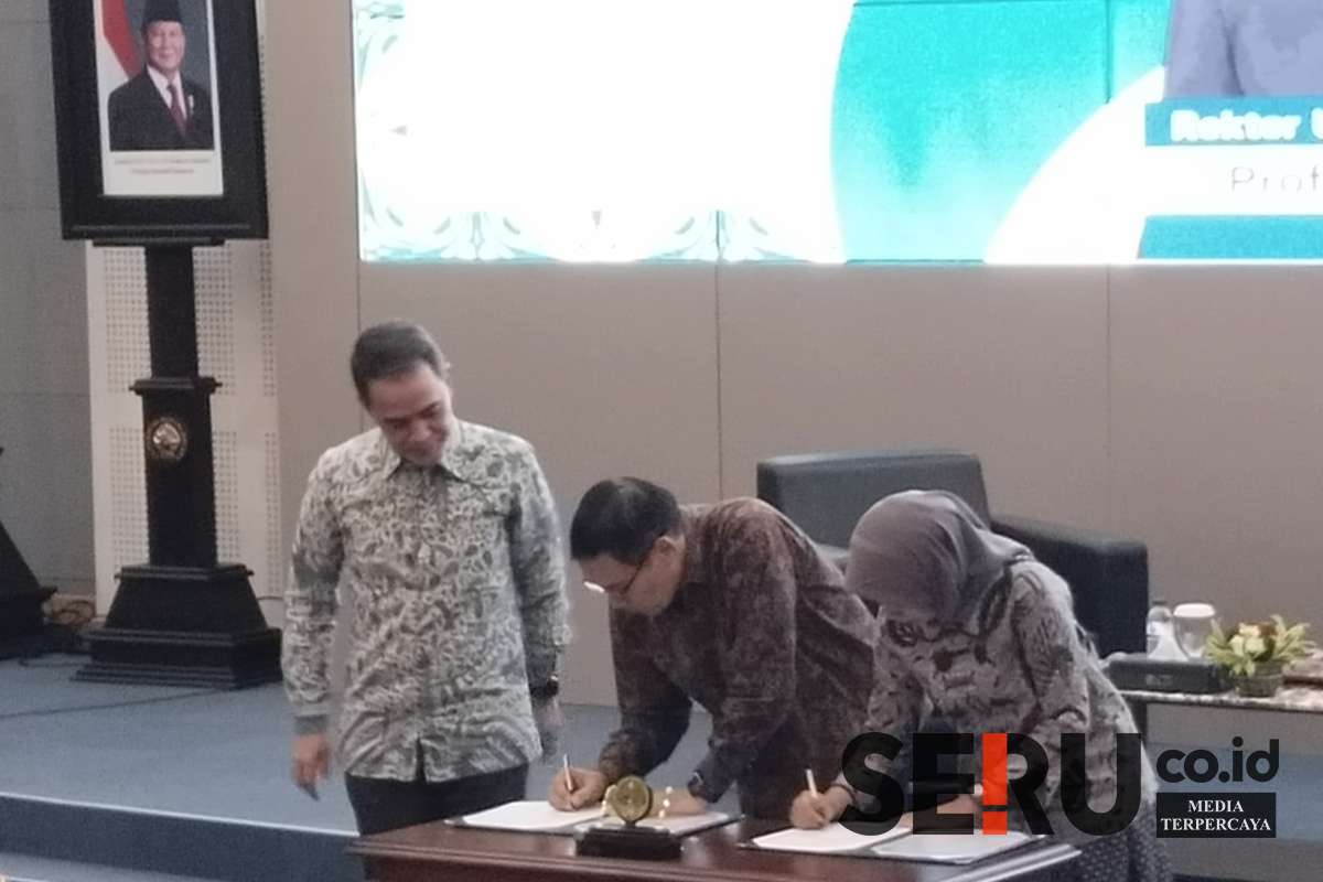 Rektor UM dan Kepala Perwakilan Bank Indonesia Malang saat menandatangani MoU beasiswa. (Seru.co.id/afi) - UM Gelar Kuliah Tamu Bersama Bank Indonesia, Soroti Berbagai Tantangan Ekonomi Global