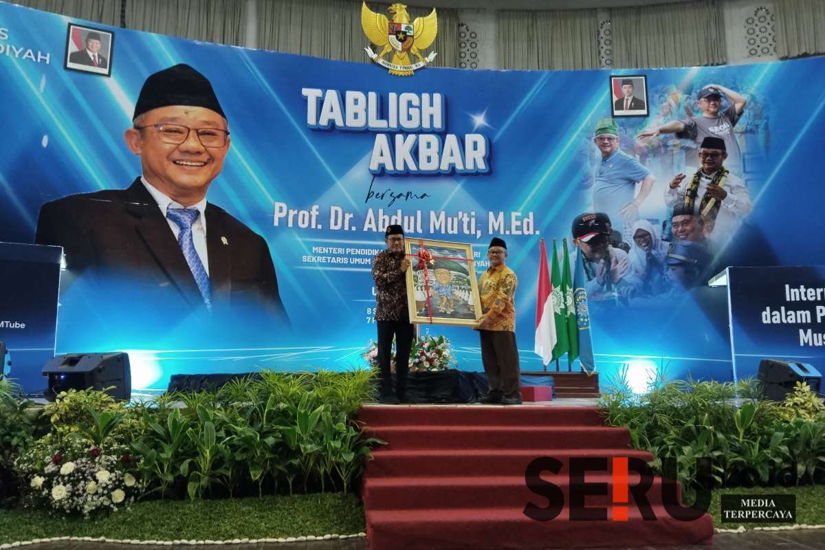 Rektor UMM memberikan hadiah berupa lukisan kepada Prof Abdul Mu'ti. (Seru.co.id/afi) - Tabligh Akbar UMM, Prof. Abdul Mu'ti Tekankan Internalisasi Islam dalam Karakter Muslim Berkemajuan
