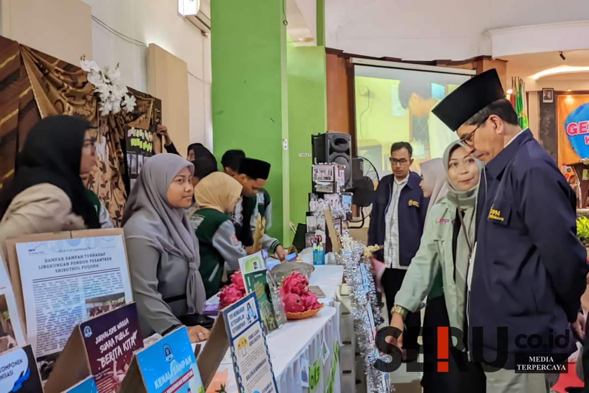 Rektor Unira Malang menyambangi salah satu galeri pameran Gebyar KKN-T 2025 Santrinova. (ws13) - Usung KKN Berbasis Pesantren, Unira Malang Edukasi Pengelolaan Sampah Organik
