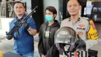 Remaja dan barang bukti senjata laras panjang mainan yang diamankan Polresta Malang Kota. (rhd) - Hoaks Penodongan Pistol, Polresta Malang Kota Ungkap Remaja Pembawa Senjata Mainan